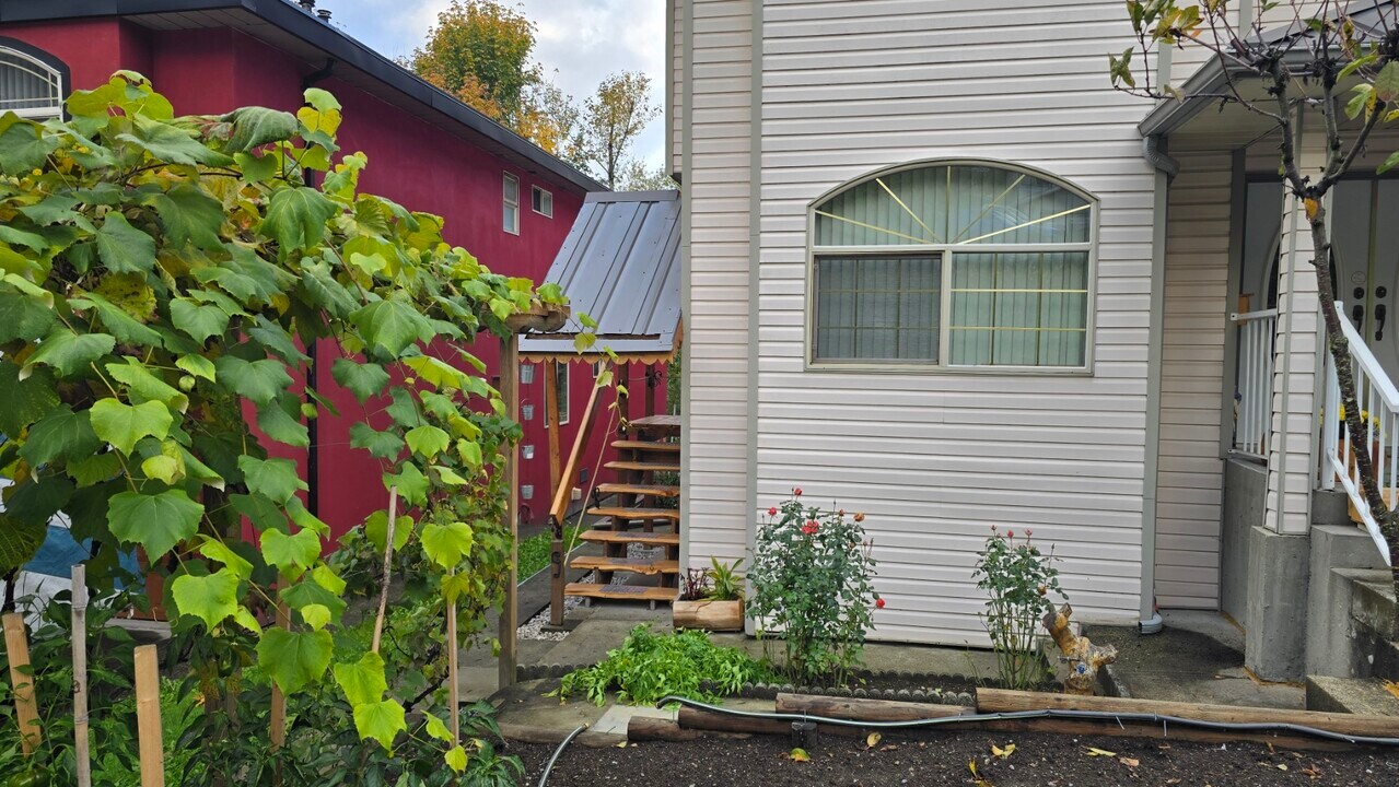 13731 115 Av in Surrey, BC - Building Photo