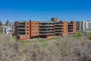 215 2 St NE in Calgary, AB - Building Photo