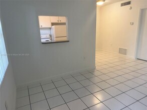 8370 SW 65th Ave in Miami, FL - Foto de edificio - Building Photo