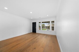 5234 W Olympic Blvd, Unit 5234 in Los Angeles, CA - Building Photo - Building Photo