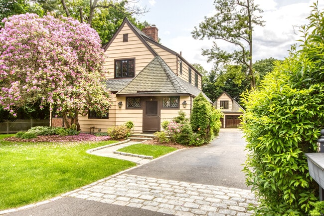 28 Terrace Ave in Greenwich, CT - Building Photo - Building Photo