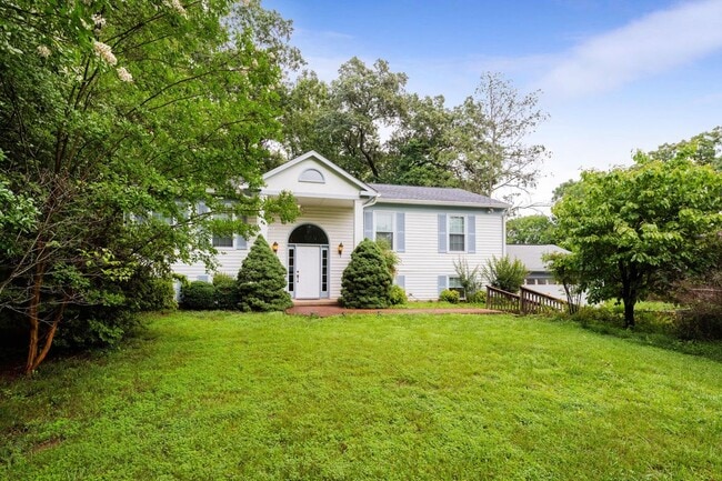 11821 Sinclair Ln in Manassas, VA - Foto de edificio - Building Photo