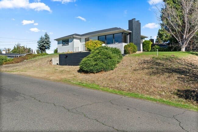 560 N Keene Way Dr in Medford, OR - Building Photo - Building Photo