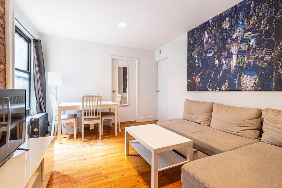 315 E 95th St in New York, NY - Building Photo