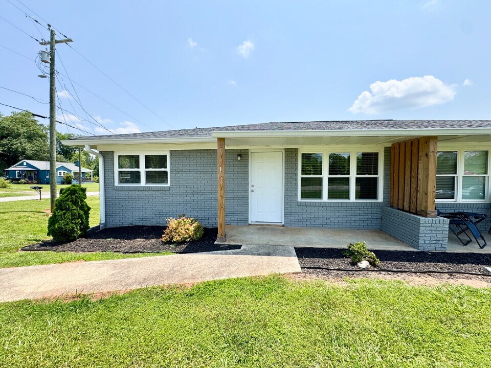 401 S Cherry St in Seneca, SC - Building Photo