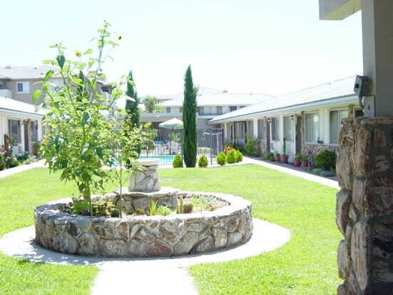 Cedar Garden Apartment in Escondido, CA - Foto de edificio - Building Photo