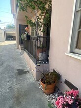 1466 S Sherbourne Dr in Los Angeles, CA - Building Photo - Building Photo