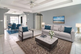 2405 Redbud Ave in McAllen, TX - Foto de edificio - Building Photo