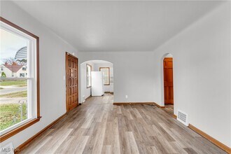 17806 Waterbury Ave in Maple Heights, OH - Building Photo - Building Photo