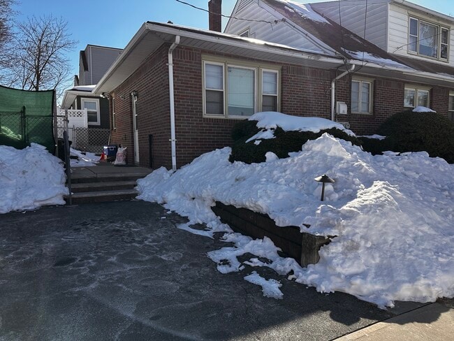 295 Grove St, Unit 2 in East Rutherford, NJ - Foto de edificio - Building Photo