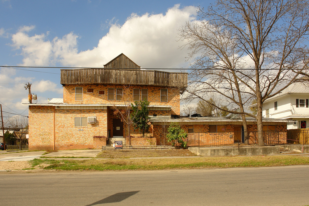 225 W Laurel St in San Antonio, TX - Foto de edificio