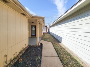 8611 Pool Creek Dr in Houston, TX - Building Photo - Building Photo