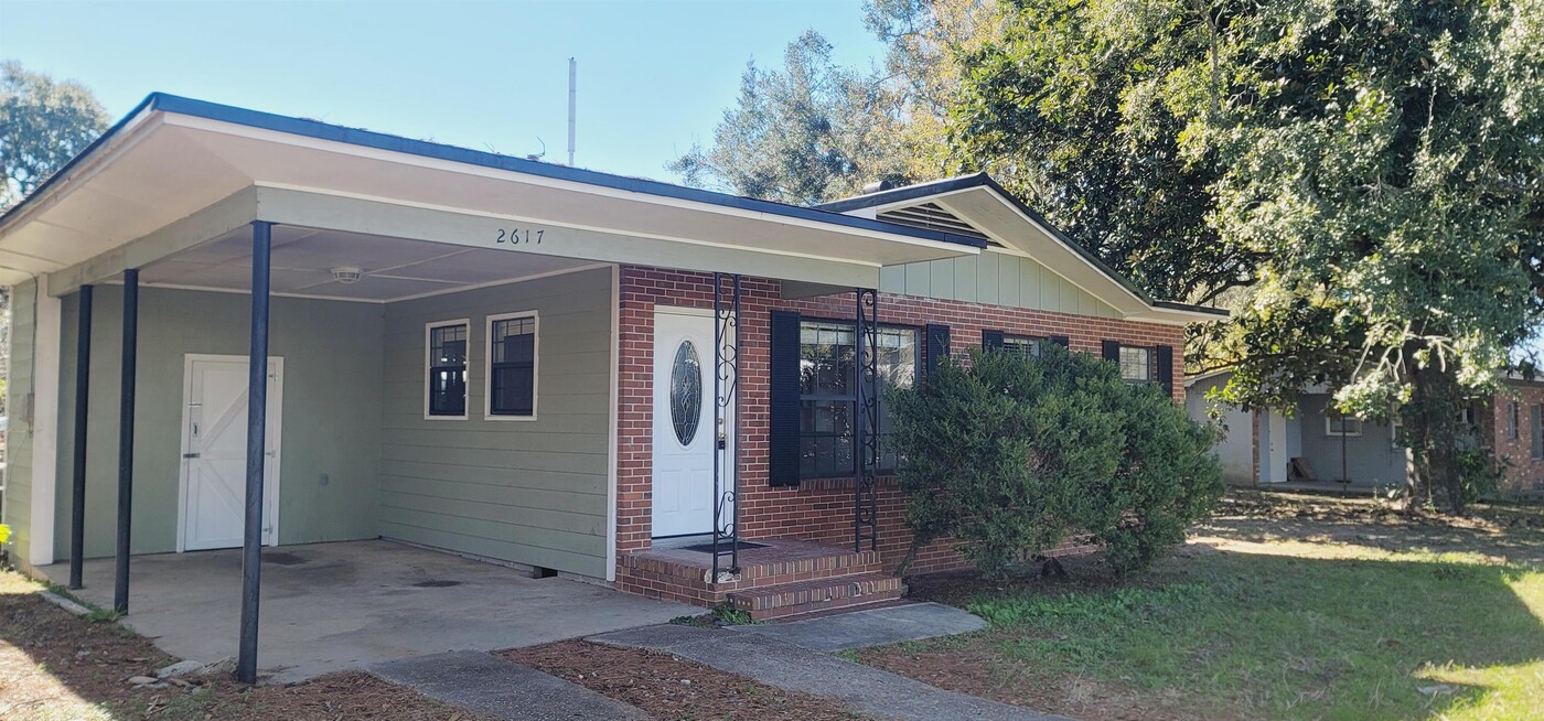 2617 Mission Rd in Tallahassee, FL - Building Photo