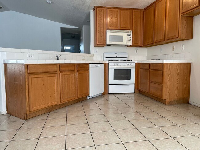 8460 Willow Ave in California City, CA - Building Photo - Building Photo