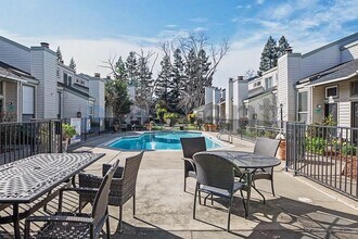 1604 Hood Rd in Sacramento, CA - Foto de edificio - Building Photo