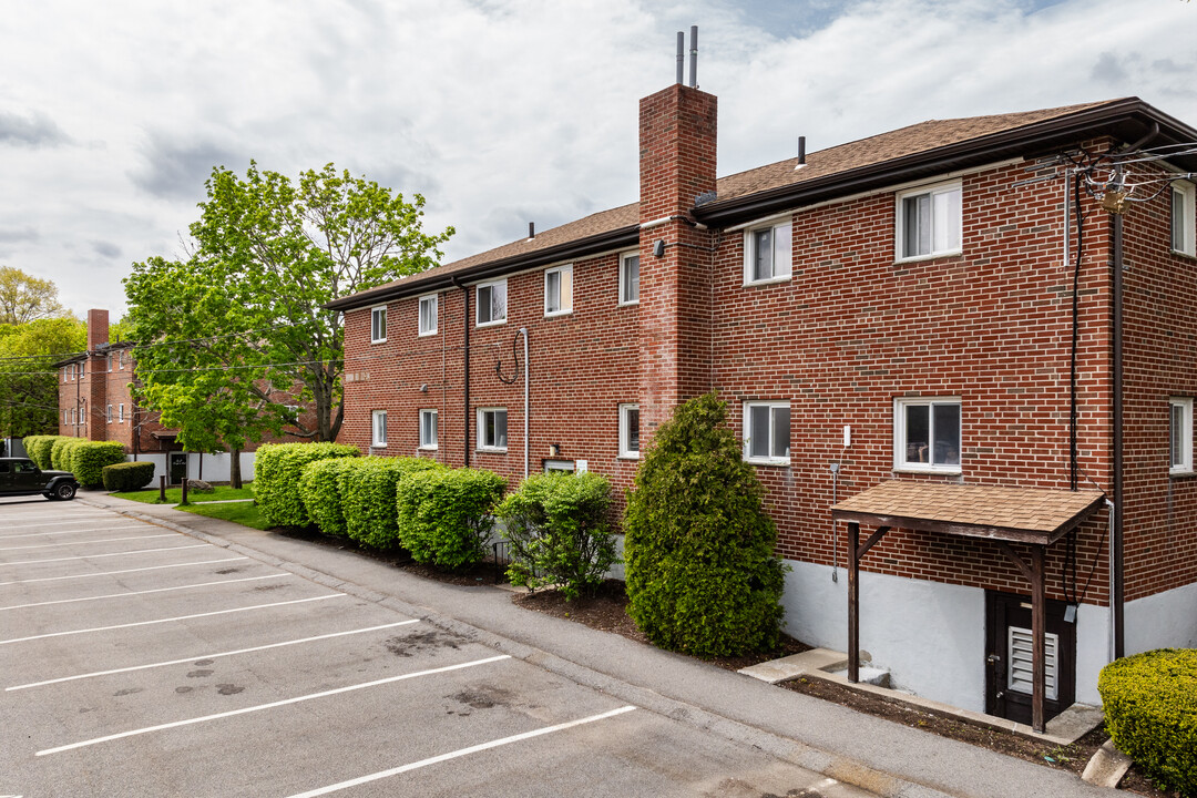 Chestnut Village Condominiums in Chestnut Hill, MA - Building Photo