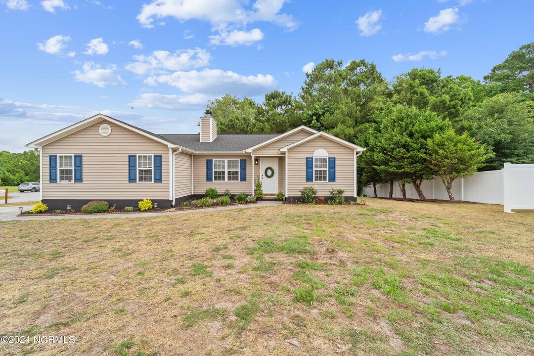 300 Gus Ct in Richlands, NC - Building Photo