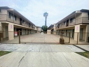 Linden Terrace Apartments in Long Beach, CA - Building Photo - Building Photo