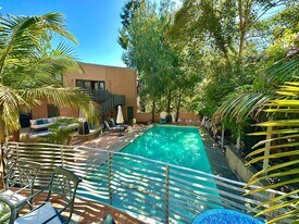 987 Sunnyhills Rd in Oakland, CA - Building Photo