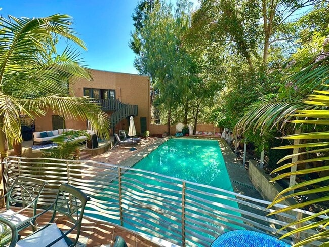 property at 987 Sunnyhills Rd