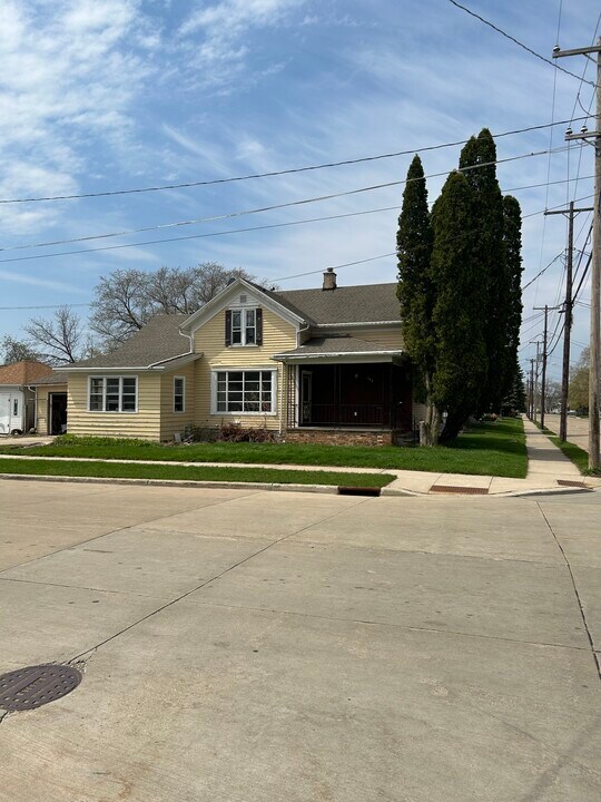 403 W South Park Ave, Unit Lower in Oshkosh, WI - Building Photo