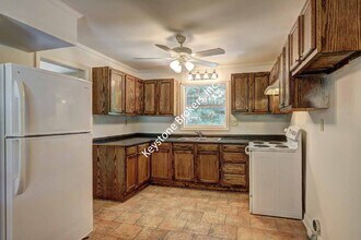 2577 Graywall St in East Point, GA - Building Photo - Building Photo