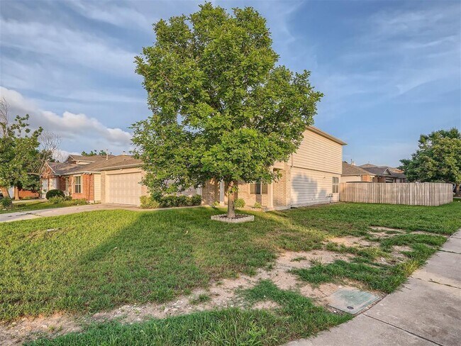 215 Spruce Dr in Kyle, TX - Building Photo - Building Photo