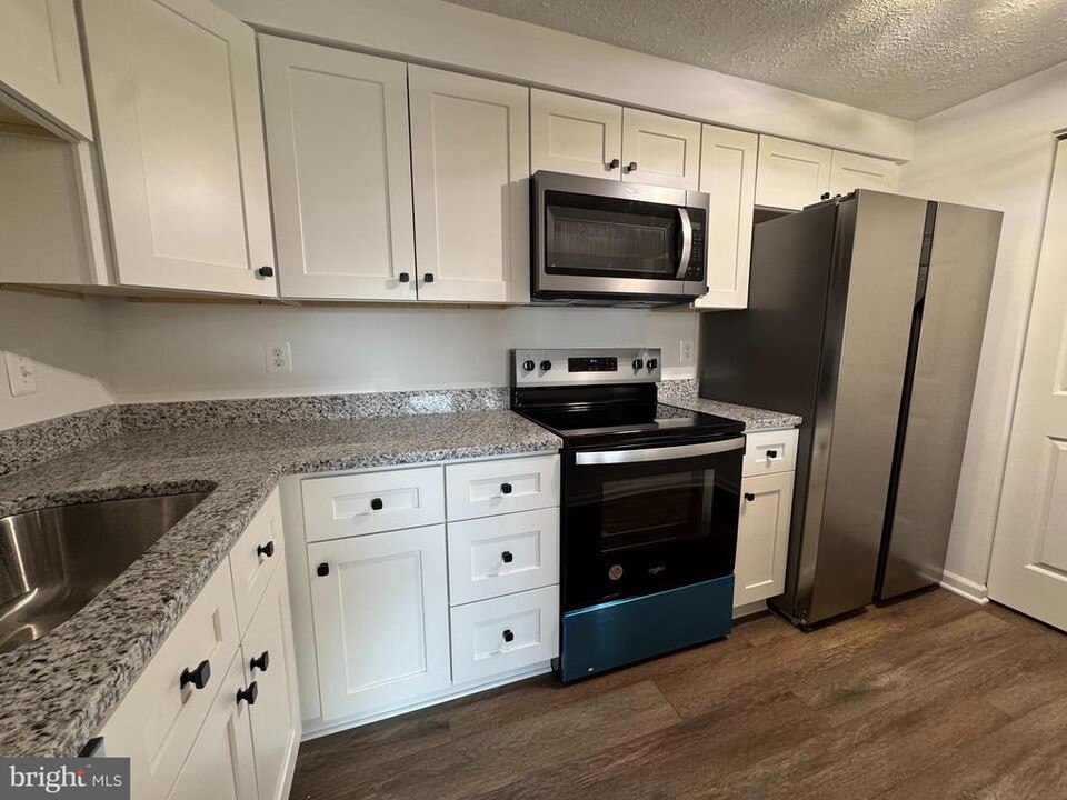 3502 Kingsley Ct-Unit -E in Pasadena, MD - Foto de edificio