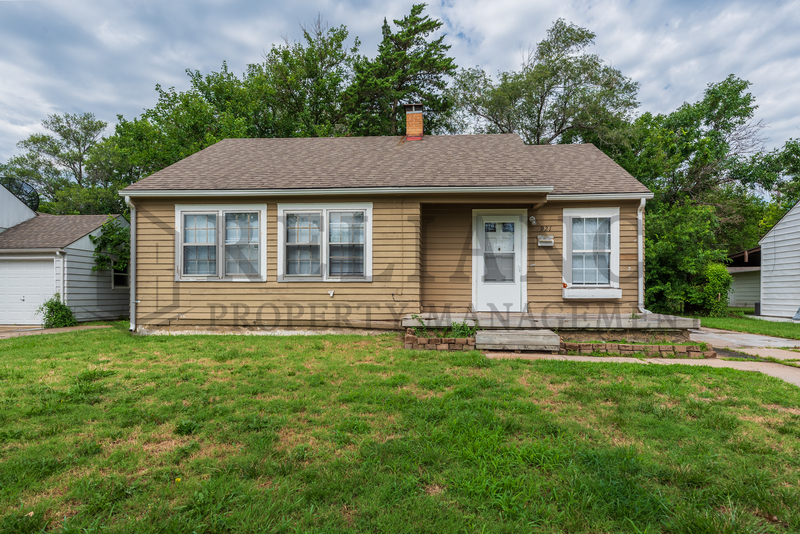 921 N Edgemoor St in Wichita, KS - Building Photo