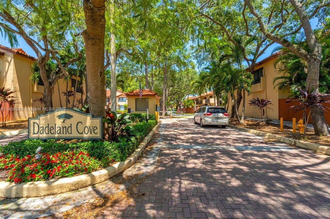 7871 SW 102nd Ln in Miami, FL - Foto de edificio