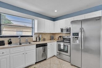 208 SW 2nd Ave in Hallandale Beach, FL - Building Photo - Building Photo