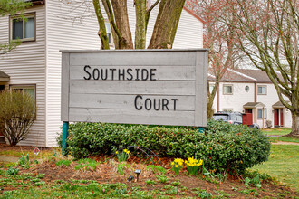 Southside Court in State College, PA - Foto de edificio - Building Photo