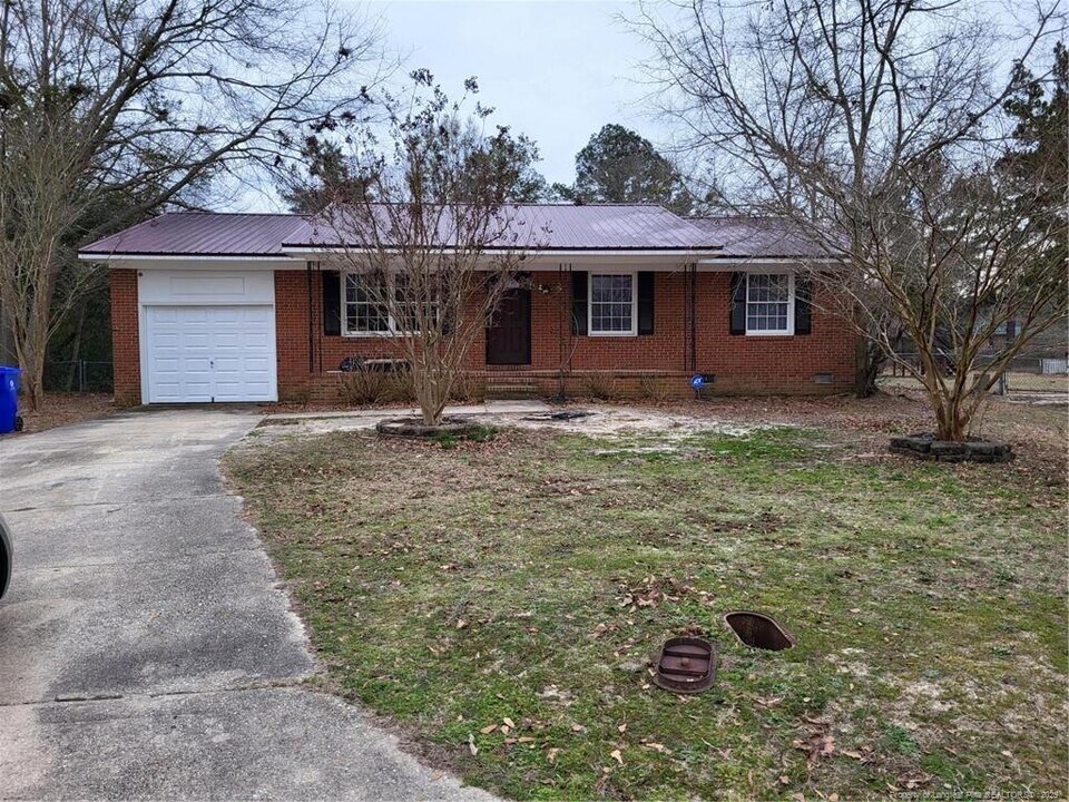 605 Francis Ct in Spring Lake, NC - Building Photo