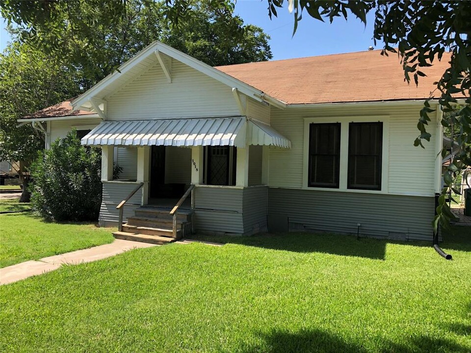 1018 W 5th St in Taylor, TX - Building Photo