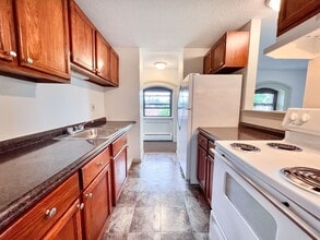 154 Wethersfield Ave / Jess Properties LLC in Hartford, CT - Building Photo - Interior Photo
