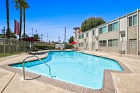 Royal Sepulveda Apartment Homes in Van Nuys, CA - Foto de edificio - Building Photo