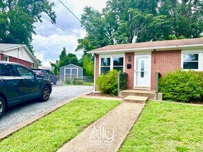 124 N Baker St in Charlottesville, VA - Foto de edificio - Building Photo