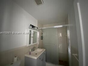 425 NE 172nd St in North Miami Beach, FL - Building Photo - Building Photo