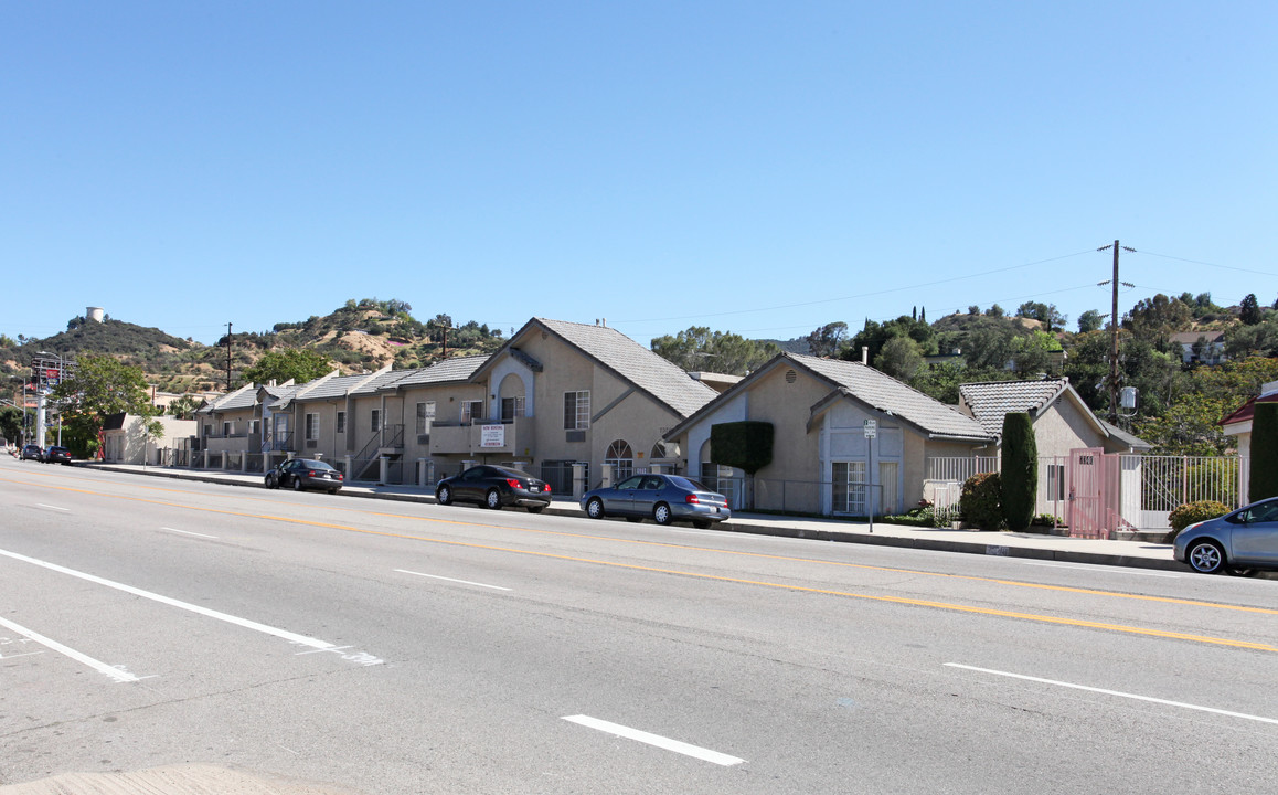 7320 Foothill Blvd in Tujunga, CA - Foto de edificio