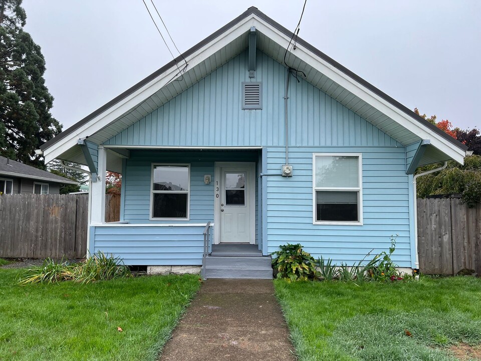 130 Schooling St in Harrisburg, OR - Building Photo