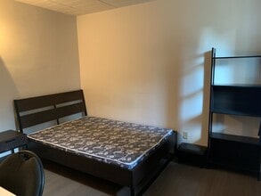 3044 Sandwich St. in Windsor, ON - Foto de edificio - Building Photo