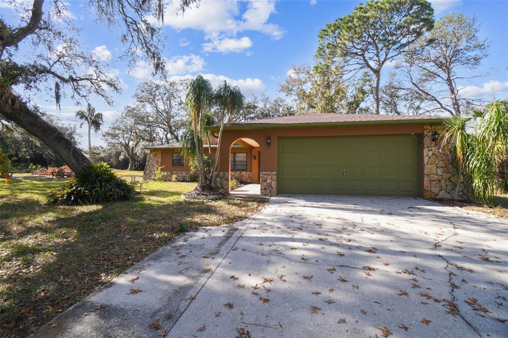 16327 Larson Ln in Hudson, FL - Building Photo