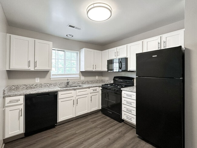Hunters Hollow Apartments in Strongsville, OH - Foto de edificio - Building Photo
