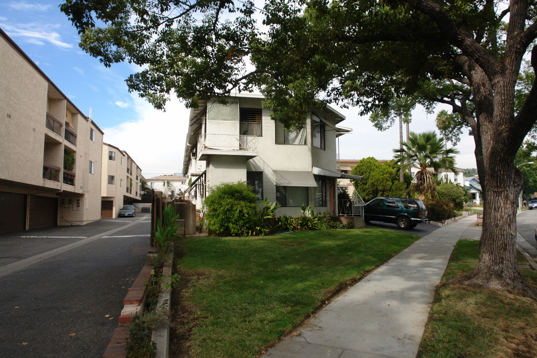 319 N Chevy Chase Dr in Glendale, CA - Foto de edificio