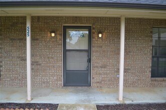 525 W Lloyd St in Krum, TX - Building Photo - Building Photo