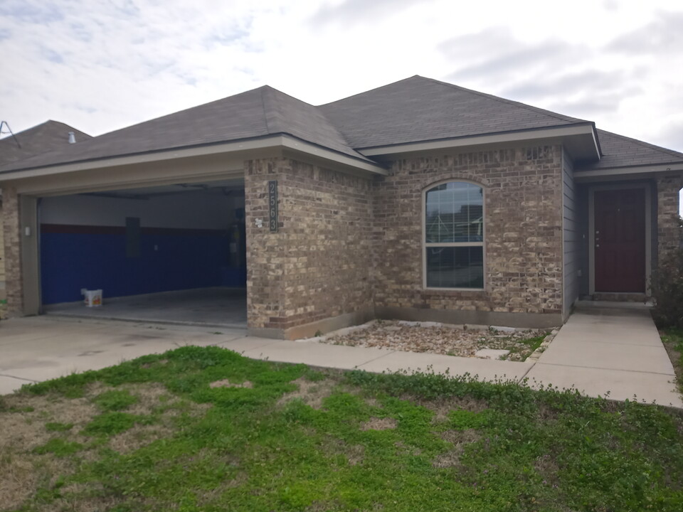 2563 Elkhorn Trl in Bryan, TX - Foto de edificio