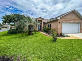 1192 Longwood Dr in Gulf Breeze, FL - Building Photo