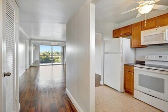 8225 Sunrise Lakes Blvd, Unit 303 in Sunrise, FL - Building Photo - Building Photo