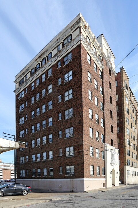 Hampton Hall Apartments in Louisville, KY - Building Photo