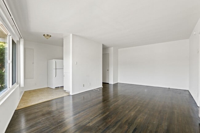 10910 Santa Monica Blvd in Los Angeles, CA - Foto de edificio - Building Photo